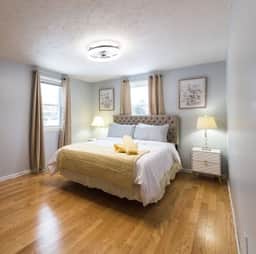 Raised Ranch Retreat 5 BR 2 BA Sleeps 9 - Holiday Home