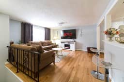 Raised Ranch Retreat 5 BR 2 BA Sleeps 9 - Holiday Home