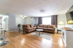 Raised Ranch Retreat 5 BR 2 BA Sleeps 9 - Holiday Home