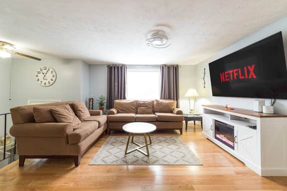 Raised Ranch Retreat 5 BR 2 BA Sleeps 9 - Holiday Home