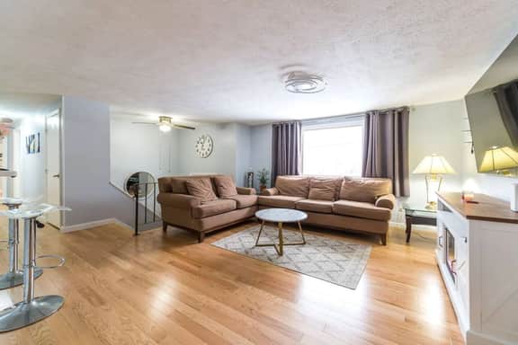 Raised Ranch Retreat 5 BR 2 BA Sleeps 9 - Holiday Home
