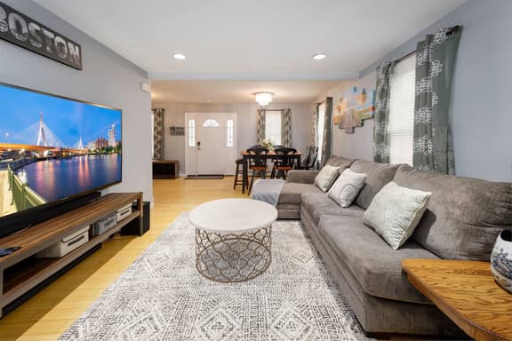 Convenient Braintree Home - 3 Bedroom Sleeps 8