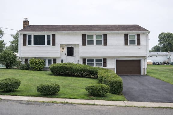Raised Ranch Retreat 5 BR 2 BA Sleeps 9 - Holiday Home